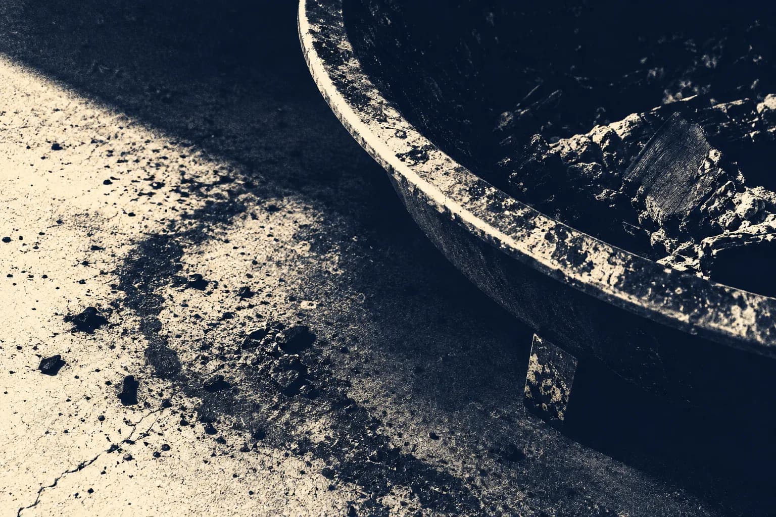 Abstract duotone image representing the Industrial Fire Brigade — Incipient course.
